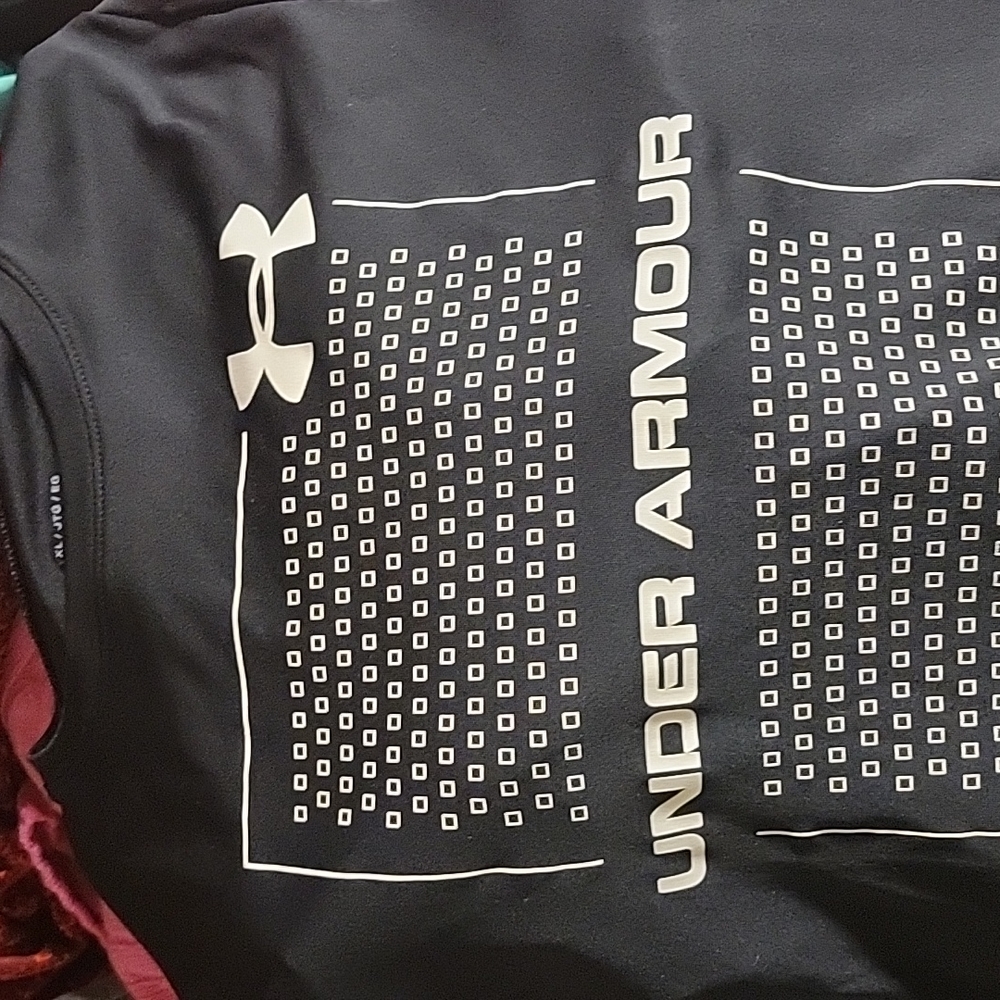 Black UA tee
